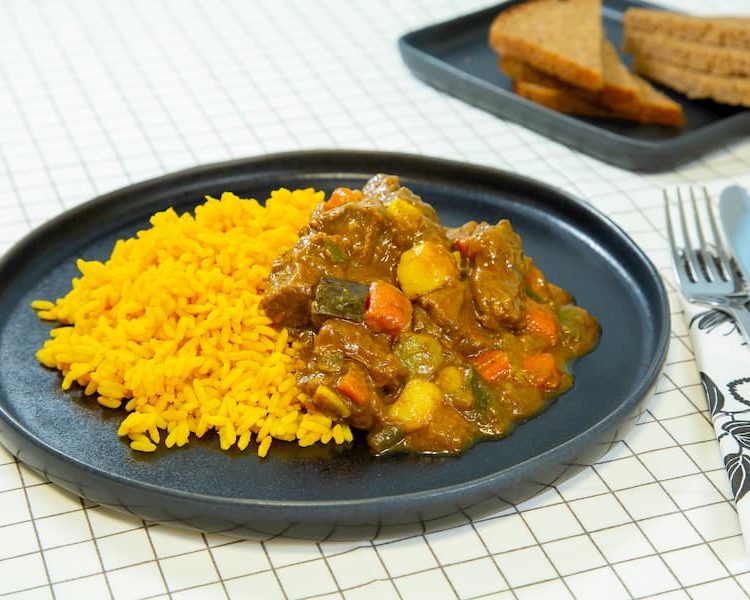 Araabiapärane raguu riisi ja köögiviljadega